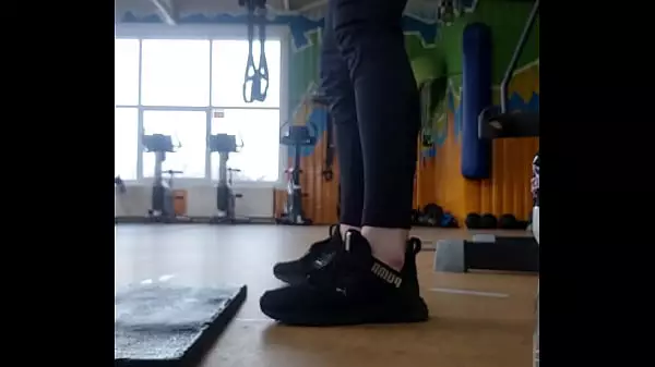 Una Mujer Joven Sacude Su Culo En El Gimnasio