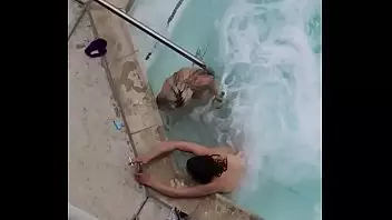 Nue Dans La Piscine