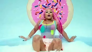 Nicki Minaj Peeing