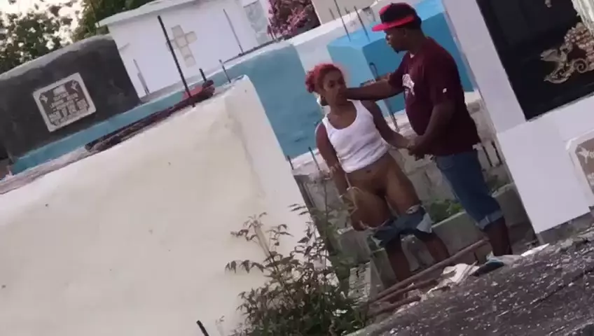 Tener Relaciones Íntimas Con Una Persona En Un Lugar Inapropiado