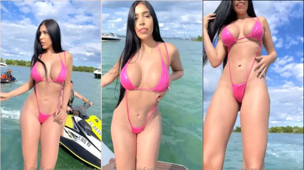 Ennid Wong, Una Mexicana, Realiza Movimientos De Baile Sensual En La Playa
