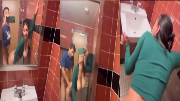 Follando Amateur En Un Baño Público