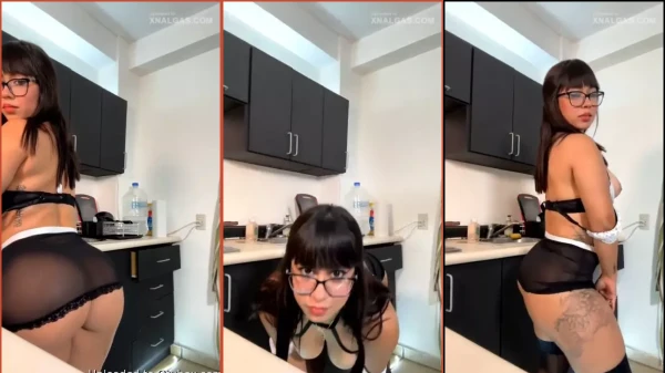 Roberta Franco Disfrutando De Un Baile En Lencería En La Cocina