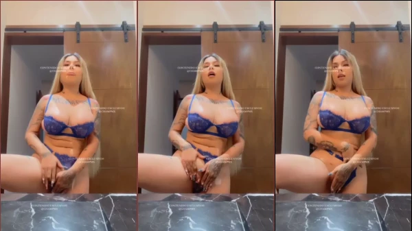 Mona Moda Posa En Lencería Azul Provocativa Mientras Se Complace Sensualmente