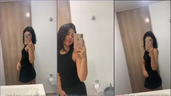 Karen Está Ajustando Su Ropa En Un Baño Público