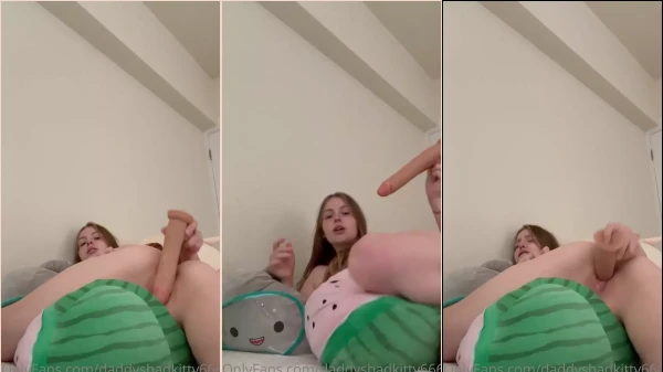 Joven Disfrutando De La Estimulación Íntima Con Juguete Sexual
