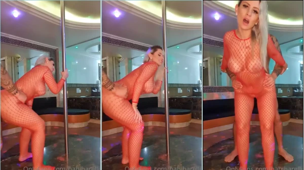 Babi Barelli Follando Caliente En Un Motel, A Cuatro Patas Y Con El Culo Metido