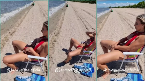 Jacqueline Darley De Youtube Disfrutando Del Sol En La Playa Con La Barriga Al Descubierto