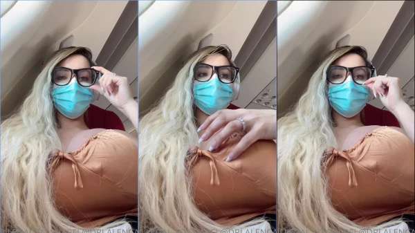 Adriana Alencar, La Rubia De Grandes Pechos, Haciendo Un Striptease En El Avión