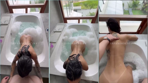 Japonés Del Noreste Practicando Sexo Oral Muy Caliente En La Bañera