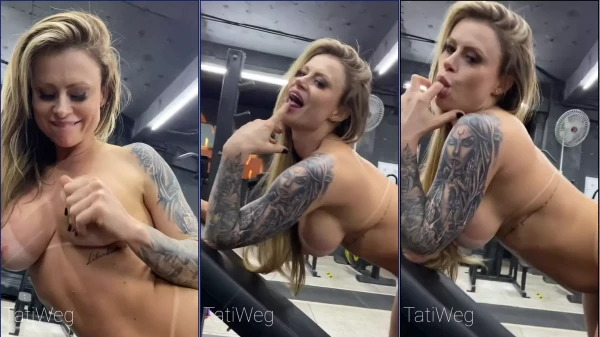 Tati Weg Luciendo Sus Grandes Pechos Y Estimulando Sus Pezones