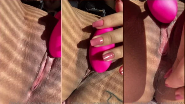 Jade Adalie En Un Vídeo Erótico Divirtiéndose Con Un Juguete Íntimo