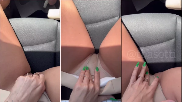 Tuani Basotti Enseñando Su Privacy En El Coche Luciendo Unas Braguitas Muy Atrevidas