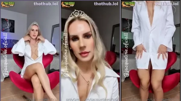 Jacqueline Darley, La Famosa Milf, Toda Sensual, En Sexy Bata De Baño