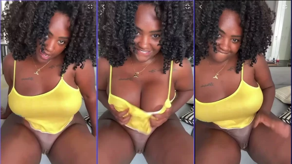 Ioná Galvão, Una Atractiva Negra, Jugando Con Su Coño