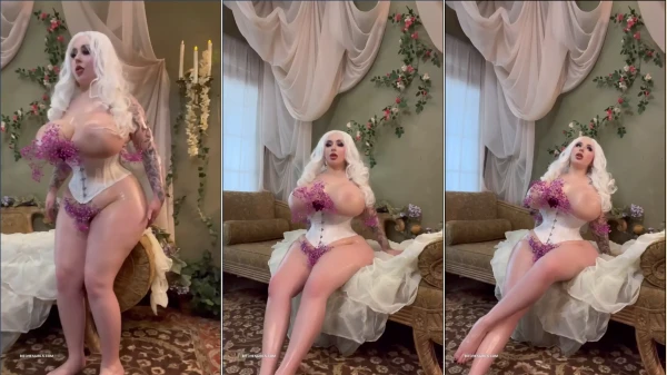 Juliette Michele, Un Bombón De Grandes Pechos, Posando En Topless Para Fotos