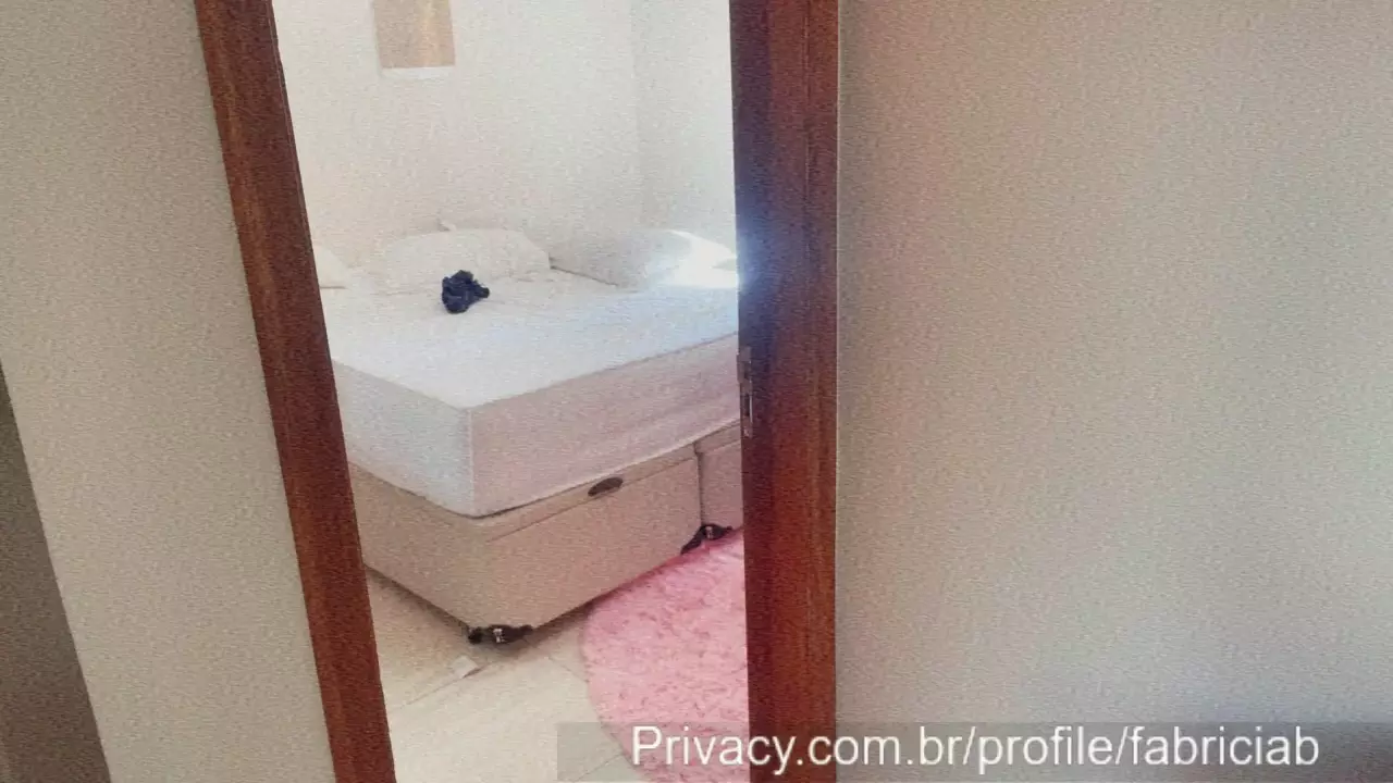 Fabricia Freitas Tocándose Con Una Almohada
