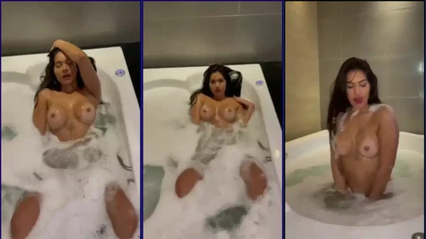 Onlyfans Musa Muestra Sus Grandes Tetas En Un Jacuzzi