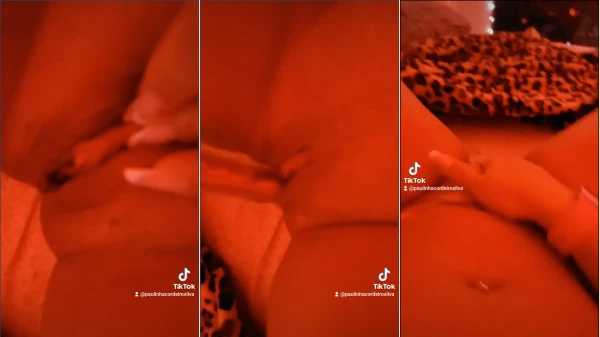 Paulinha Cordeiro Se Divierte Con Un Vibrador En Su Coñito Peludo