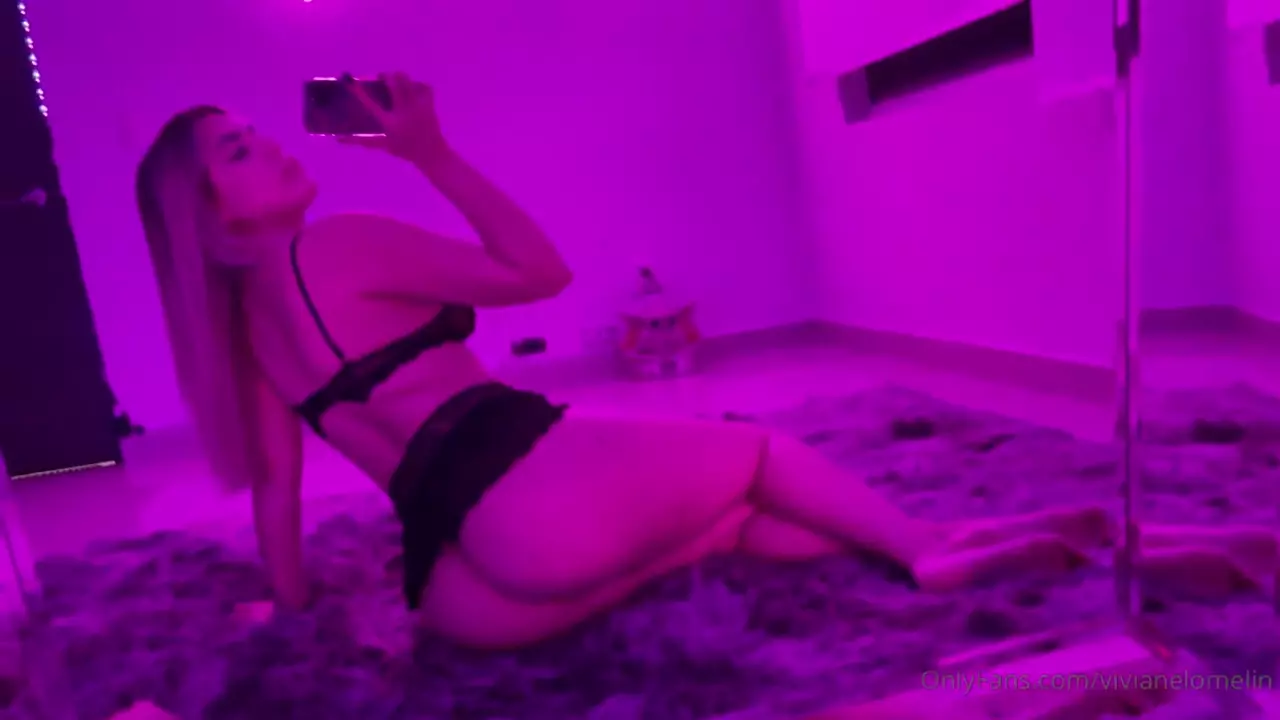Viviane Lomelin, La Musa De Onlyfans, Bailando Sensualmente Con Falda Sin Bragas Frente Al Espejo