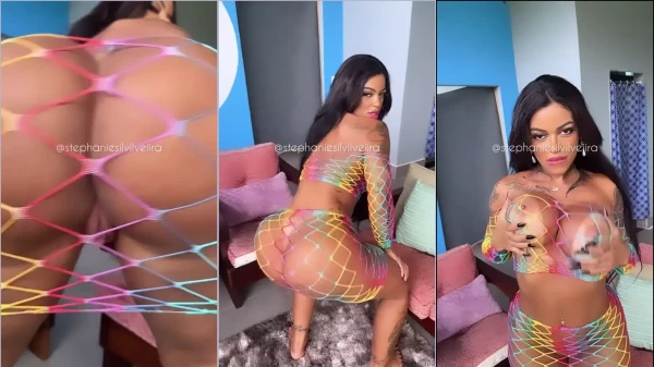 Stephanie Silveira Rodando Con Su Coño Mojado Mostrando