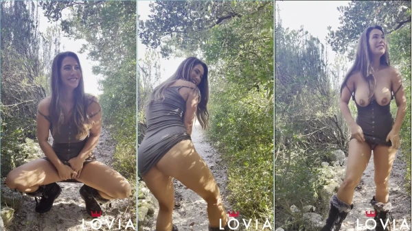 Eva Lovia Se Excita Frotándose El Coño Mientras Se Levanta El Vestido En Medio Del Bosque