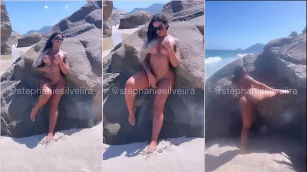 Stephanie Silveira Mostrando Su Gran Culo A La Persona Que Le Gusta En La Playa