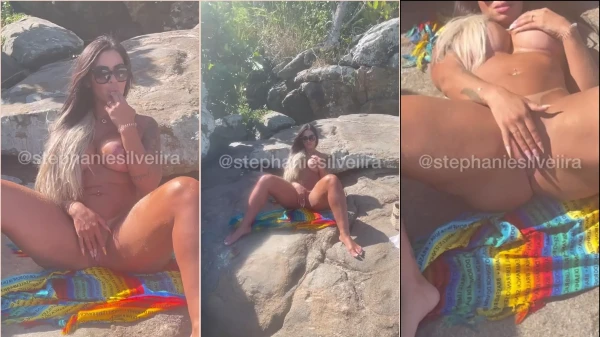 Stephanie Silveira Siendo Safada Y Divirtiéndose En La Playa En Su Contenido Para Adultos