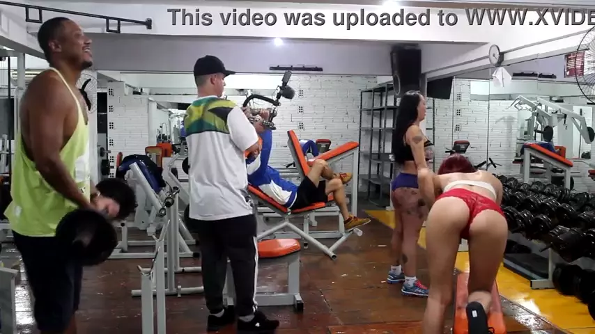 Nena De Grandes Pechos Haciendo Doble Penetración En El Gimnasio