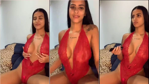 La Morena Kelly Oliveira En Bragas Sensuales Masturbándose Con Un Vibrador