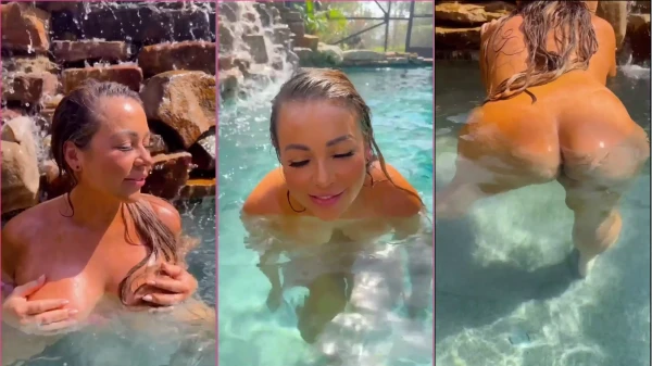 Jenni Neidhart, Toda Bronceada Y Divirtiéndose En La Piscina, Aprieta Sus Senos Y Saca El Trasero