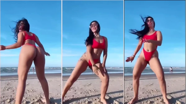 Francielly Araujo Bailando En Bikini En La Playa Pública