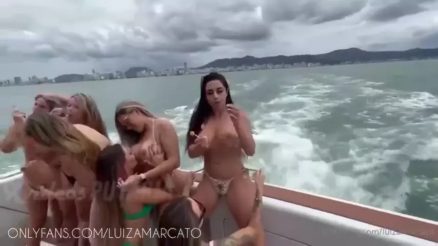 Onlyfans Chicas Divirtiéndose En Una Fiesta Exclusiva A Bordo De Un Yate En El Mar