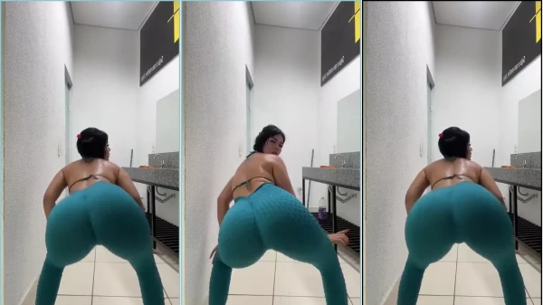 Madre Caliente Con Un Gran Culo Bailando Travieso En Mallas Ajustadas