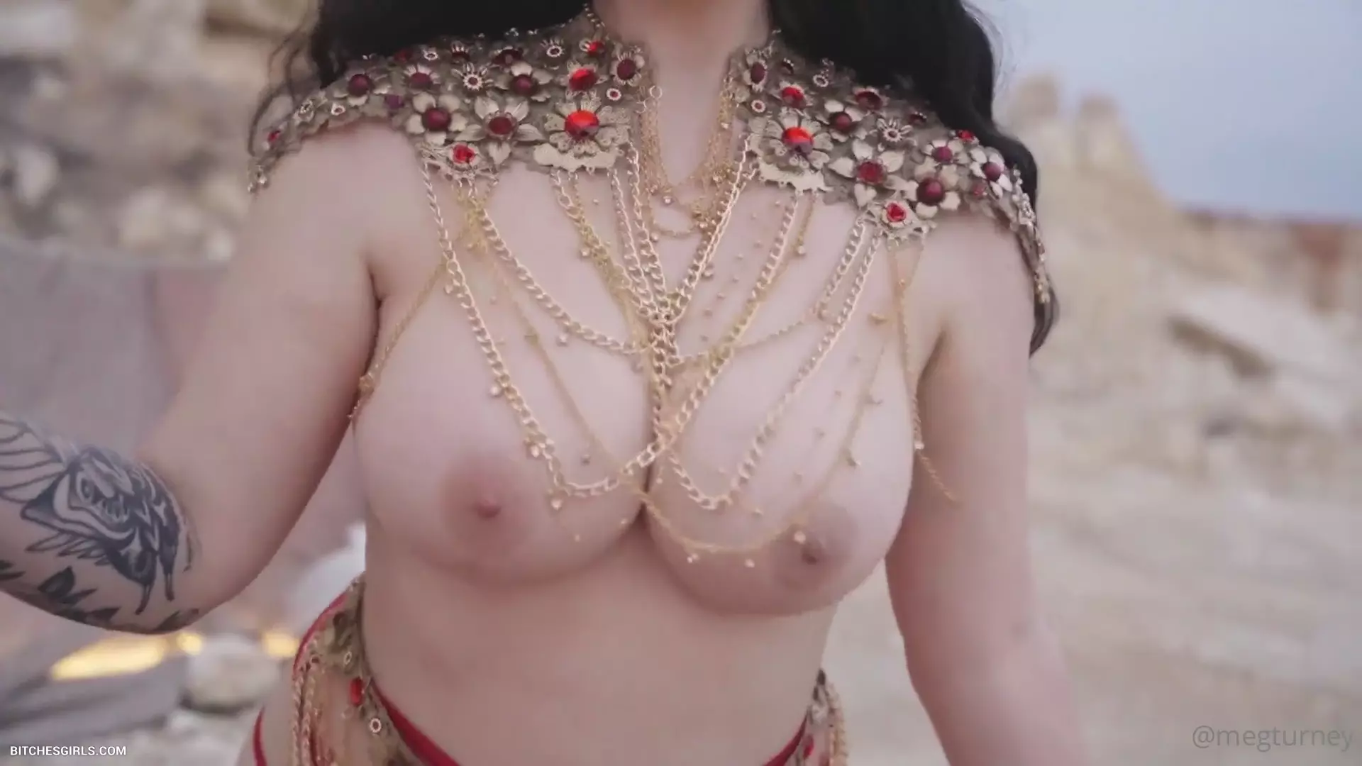 Meg Turney, La Sexy Milf, Enseñando Sus Tetas En El Desierto