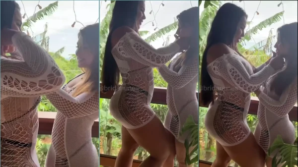 Juliana Alves Besándose Con La Bella Brida Nunes En El Balcón