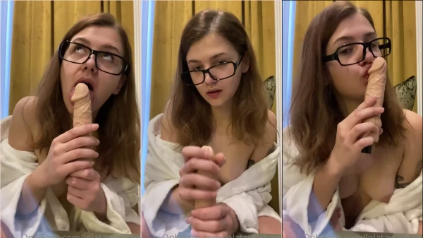 La Joven Nerd Lola Taylor Lame Con Lujuria El Consolador De Goma Mientras Muestra Sus Tetas