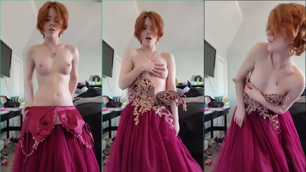 La Joven Pelirroja Willow Trie Revela Sus Hermosas Tetas Pequeñas Con Pezones Rosados ​​mIentras Se Quita El Vestido