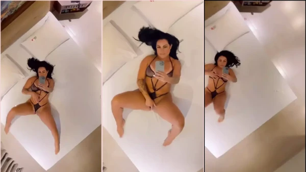 Melissa Pitanga Tocándose Sola En La Amplia Cama Del Hotel