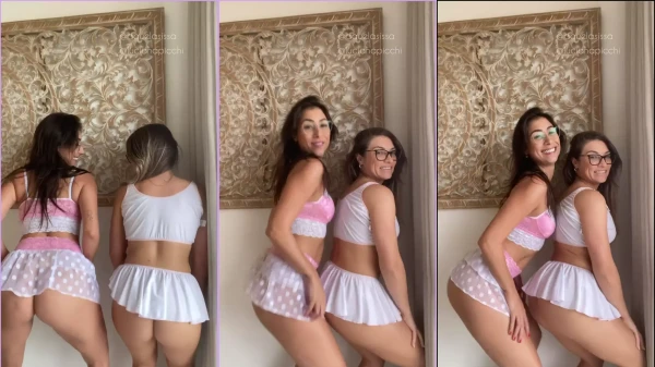 Esa Sissa Haciendo Twerking En Minifalda Con Su Madre Milf Caliente