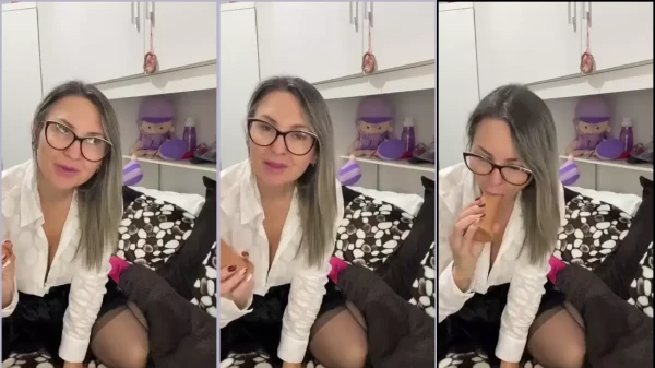 La Profesora Carla Haciendo Una Mamada A Una Polla De Goma Con Cara De Zorra