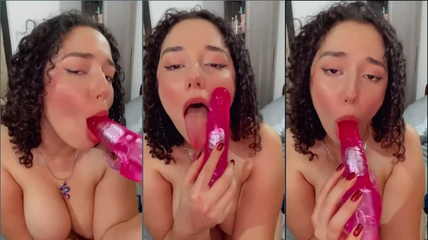 Jasmine Leal Siendo Golosa Y Sensual Con Un Consolador En La Boca