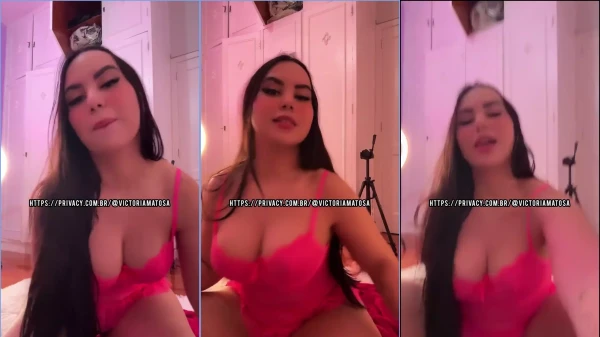 Victoria Matosa Aparece Sensualmente Quitándose Las Bragas Debajo Del Camisón Y Mostrándola De Forma Provocativa