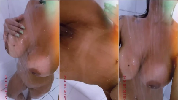 Amateur De Rio Grande Do Sul Con Grandes Tetas Viviana Anny Masturbándose Desnuda En La Ducha
