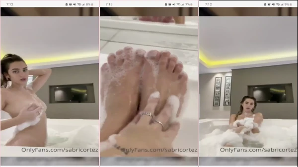Sabrina Cortez Luciendo Su Cuerpo En La Bañera