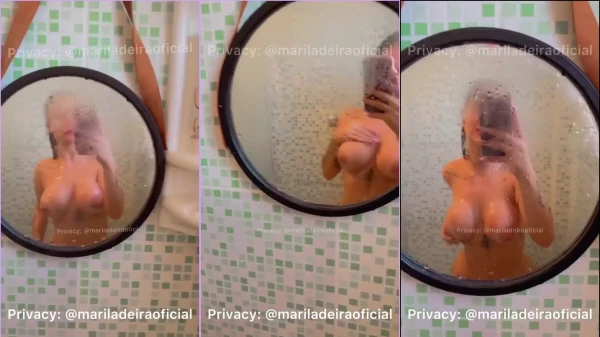 Mari Ladeira Filmándose Apretando Sus Grandes Pechos De Silicona