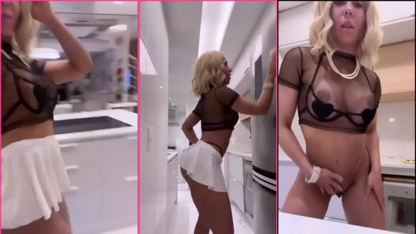 Melon Woman, Una Empleada Sensual, Bailando Provocativamente En La Cocina