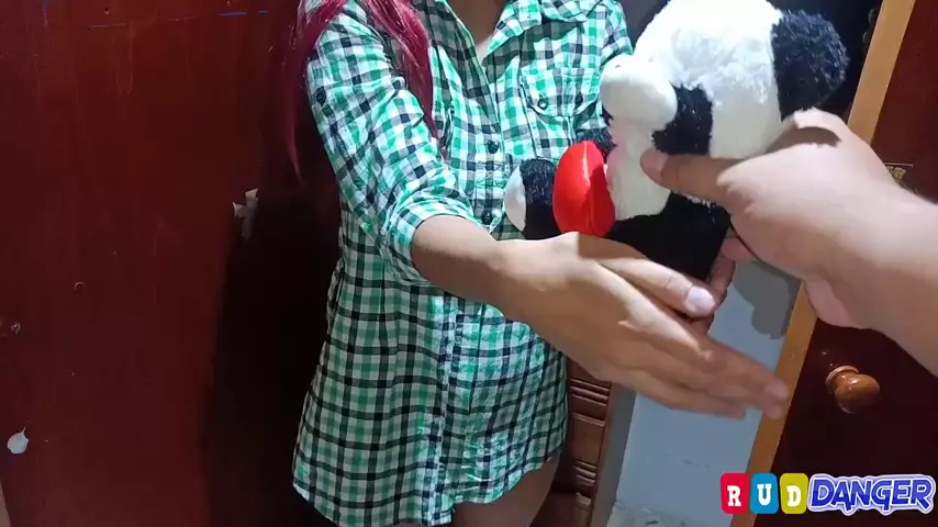 Momento Íntimo De Intercambio Redhead De 20 Años Con Tío Para Un Nuevo Teléfono Celular