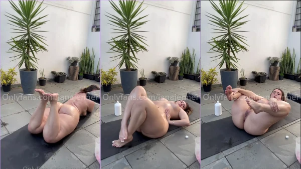 Flag De Jana Jenner Divirtiéndose Con Un Juguete Íntimo En El Patio Trasero