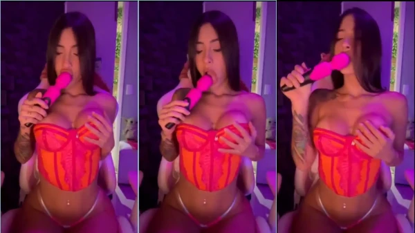 Ingrid Passion Se Está Divirtiendo Con Un Consuelo Y Haciendo Un Poco De Traviesa